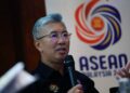 Menteri Pelaburan, Perdagangan dan Industri (MITI), Tengku Datuk Seri Zafrul Abdul Aziz (kanan), pada sesi Taklmat Pra-Media mengenai Pelan Strategik Komuniti Ekonomi ASEAN (AEC) 2026-20230, di Hotel Grand Hyatt, di sini hari ini. -UTUSAN/SHIDDIEQIIN ZON