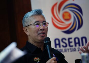 Menteri Pelaburan, Perdagangan dan Industri (MITI), Tengku Datuk Seri Zafrul Abdul Aziz (kanan), pada sesi Taklmat Pra-Media mengenai Pelan Strategik Komuniti Ekonomi ASEAN (AEC) 2026-20230, di Hotel Grand Hyatt, di sini hari ini. -UTUSAN/SHIDDIEQIIN ZON