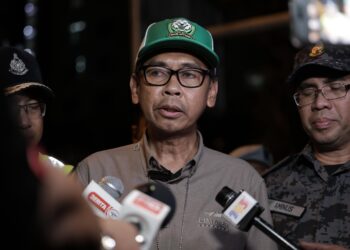 JAFRI Embok Taha (tengah) ketika sidang media di lokasi operasi di sebuah pangsapuri sekitar Bandar Sunway, di sini, semalam.