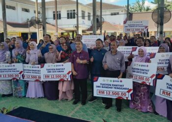 MANNDZRI Nasib (lima dari kiri) ketika hadir Majlis Perasmian Pusat Tuisyen Rakyat RISDA Negeri Johor di Sekolah Menengah Kebangsaan (SMK) Taman Seri Saujana, di sini semalam.
