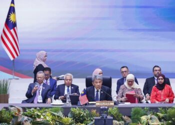MOHAMAD Hasan berucap pada pembukaan Mesyuarat Menteri Luar ASEAN (AMM) di Pusat Konvensyen Kuala Lumpur, hari ini. - UTUSAN/SHIDDIEQIIN ZON