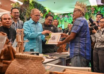 WAN Rosdy Wan Ismai ketika melawat reruai Pristine Pahang pada majlis perasmian Koleksi Buku Eksklusif Negeri Pahang dan Pristine Pahang di Pusat Dagangan Dunia Kuala Lumpur hari ini.-UTUSAN/SYAKIR RADIN