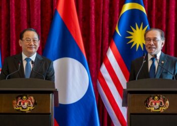 ANWAR Ibrahim bersama Sonexay Siphandone dalam sidang akhbar hari ini. - MEDIA SOSIAL PM