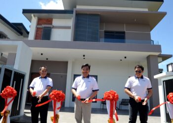 KETUA Pegawai Eksekutif UDA, Johari Shukri Jamil (tengah) bersama Imran Salleh (kanan) dan
Muhammad Ismail Dasuki memotong riben pada Majlis Perasmian Promosi Jualan MeiRiah Tawaran
Hebat UDA Height di Bandar UDA Utama, Johor Bahru. – UTUSAN/RAJA JAAFAR ALI