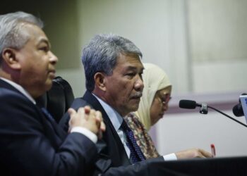 MOHAMAD Hasan pada sidang akhbar selepas Mesyuarat Menteri Luar Asean sempena Sidang Kemuncak ASEAN ke-46 dan GCC di Pusat Konvensyen Kuala Lumpur, hari ini. - UTUSAN/SHIDDIEQIIN ZON