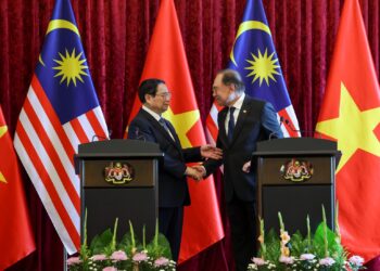 Perdana Menteri, Datuk Seri Anwar Ibrahim bersama Perdana Menteri Vietnam, Pham Minh Chinh pada sidang akhbar sempena lawatan rasmi pertama pemimpin Vietnam ke Malaysia di Bangunan Perdana Putra, Putrajaya di sini, hari ini.
- FAISOL MUSTAFA