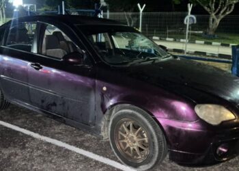 KENDERAAN jenis Proton Persona yang digunakan suspek untuk mencuri lembu turut ditinggalkan di lokasi kejadian selepas terbabas ke dalam sungai ketika cuba melarikan diri daripada dikejar penduduk.