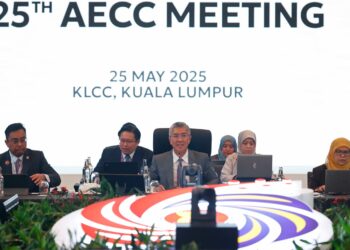 TENGKU Zafrul Tengku Abdul Aziz mempengerusikan  Mesyuarat Majlis Komuniti Ekonomi ASEAN (AECC)  ke-25 sempena Sidang Kemuncak ASEAN ke-46 dan GCC, di Pusat Konvensyen Kuala Lumpur semalam. UTUSAN/SHIDDIEQIIN ZON