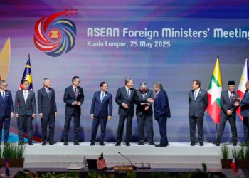 MOHAMAD Hasan bersama Menteri-menteri Luar pada Mesyuarat Menteri Luar Asean sempena Sidang Kemuncak ASEAN ke-46 dan GCC di Pusat Konvensyen Kuala Lumpur, semalam. - UTUSAN/SHIDDIEQIIN ZON