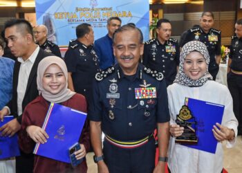 WARTAWAN jenayah Utusan Malaysia, Nuraina Hanis (kiri) dan Maszureen Hadzman (kanan) bergambar bersama sijil penghargaan pada Majlis Apresiasi Ketua Polis Negara bersama Media Tahun 2025 di Mess Pegawai Kanan Bukit Aman di sini hari ini. - UTUSAN/SYAKIR RADIN