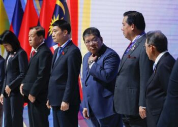 JOHARI Abdul (tiga dari kanan) pada Sesi Libat Urus pemimpin ASEAN bersama Wakil-Wakil Perhimpunan Antara Parlimen ASEAN ke-14 (ASEAN-AIPA Interface) di Pusat Konvensyen Kuala Lumpur, hari ini. - UTUSAN/SHIDDIEQIIN ZON
