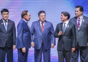 JOHARI Abdul (tengah) bersama Perdana Menteri, Datuk Seri Anwar Ibrahim (dua dari kiri), Presiden Filipina, Ferdinand ‘Bongbong’ Marcos Jr. (dua dari kanan) ketika hadir ke ‘ASEAN-AIPA Leader’s Interface with Representatives of ASEAN Inter-Parliamentary Assembly (AIPA)’ sempena Sidang Kemuncak ASEAN ke-46 di Pusat Konvesyen Kuala Lumpur, hari ini. - UTUSAN/MUHAMAD IQBAL ROSLI