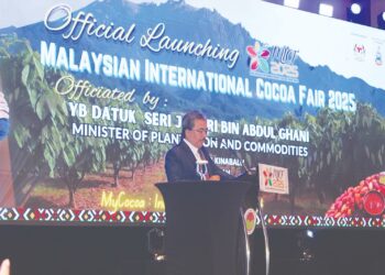 Johari Abdul Ghani berucap merasmikan Festival Koko Antarabangsa Malaysia 2025 di Kota Kinabalu, Sabah semalam.
