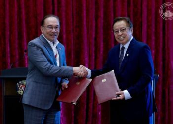DEKLARASI yang dimeterai antara Anwar Ibrahim dan Abang Johari Tun Openg pada 21 Mei lalu diharap dapat mengakhiri ketegangan yang berlarutan lebih setahun. – FACEBOOK ANWAR IBRAHIM