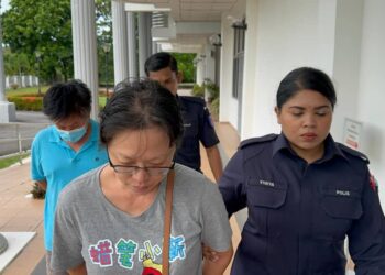 MAK Wai Peng (tengah) dan Chew Kok Wan (kiri) ketika dibawa ke Mahkamah Sesyen Balik Pulau, Pulau Pinang hari ini.