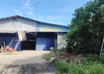 SEBUAH gudang tidak bernombor di Kampung Selamat, Tasek Gelugor telah diserbu dalam Operasi Intra Agensi kerana disyaki menjadi lokasi pengedaran minuman keras tidak bercukai di Pulau Pinang ketika ini.-GAMBAR/POLIS MARIN WILAYAH 1