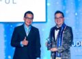 Ketua Pegawai Eksekutif PruBSN, Wan Saifulrizal Wan Ismail, menerima anugerah daripada Ketua Pegawai Eksekutif MTA, Mohd Radzuan Mohamed