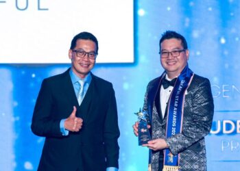 Ketua Pegawai Eksekutif PruBSN, Wan Saifulrizal Wan Ismail, menerima anugerah daripada Ketua Pegawai Eksekutif MTA, Mohd Radzuan Mohamed