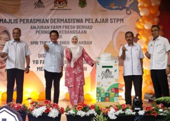 FADHLINA Sidek (tengah) ketika merasmikan Majlis Dermasiswa Pelajar STPM peringkat kebangsaan anjuran Farm Fresh Berhad di SMK Tun Syed Sheh Barakbah di Sungai Bakap, Nibong Tebal, Pulau Pinang hari ini.-UTUSAN/IQBAL HAMDAN