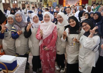 FADHLINA Sidek (tengah) ketika hadir merasmikan Majlis Dermasiswa Pelajar STPM anjuran Farm Fresh Berhad peringkat kebangsaan di Sungai Bakap, Nibong Tebal, Pulau Pinang.-UTUSAN/IQBAL HAMDAN
