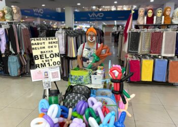 NURUL Hayani Juhar menunjukkan seni gubahan belon yang dihasilkan ketika ditemui di sebuah pusat beli-belah di Jempol, Negeri Sembilan. 
– UTUSAN/NOR SHAFIQAH MOHD. GHAZALI