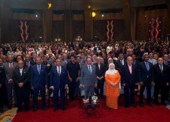ANWAR Ibrahim bergambar bersama Juruaudit ASEAN selepas Majlis Penutupan Persidangan Juruaudit ASEAN 2025 di PICC Putrajaya, semalam. - UTUSAN/FAISOL MUSTAFA