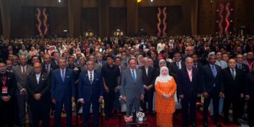 ANWAR Ibrahim bergambar bersama Juruaudit ASEAN selepas Majlis Penutupan Persidangan Juruaudit ASEAN 2025 di PICC Putrajaya, semalam. - UTUSAN/FAISOL MUSTAFA