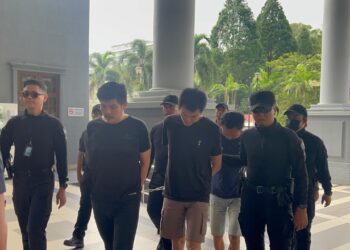 CHIN Zi Ping, Tiew Boon Chow dan Ooi Hong Leong didakwa di Mahkamah Majistret hari ini atas pertuduhan khianat menyimbah cat.