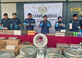 ISMAIL Hashim (empat dari kanan) menunjukkan rokok-rokok yang dirampas dalam sidang akhbar di Setor Penguatkuasa JKDM Padang Besar, Perlis, hari ini. - UTUSAN/ASYRAF MUHAMMAD