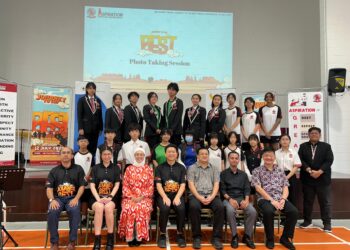 OON Eu Jin (tengah), Nurulhidayah Ahmad Zahid (tiga dari kiri) bersama guru dan pelajar selepas sidang akhbar di Aspiration International School di ibu negara, kelmarin.