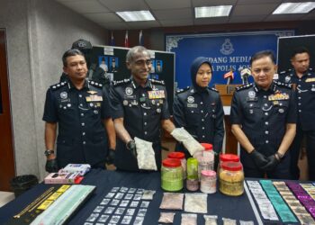M. KUMAR menunjukkan dadah yang dirampas pada sidang akhbàr di IPK Johor,  Johor Bahru.