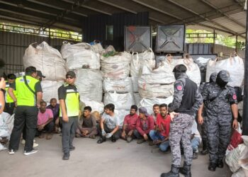 26 warga asing semasa Op Mahir di sekitar Jalan Kuchai Lama dan Jalan Chan Sow Lin, di sini hari ini.
