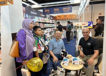MASZLEE Malik dan Altimet dalam sesi temu mesra bersama penganjur di Pesta Buku Antarabangsa Kuala Lumpur di sini, hari ini. -UTUSAN/NUR ATHIRAH