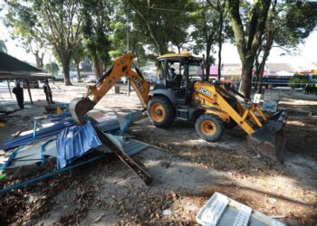 OPERASI perobohan gerai penjaja tanpa permit sedang giat dilakukan. UTUSAN/ABDUL RAZAK IDRIS