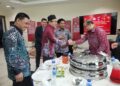 ZAMAKHSHARI Muhammad (tengah) bersalaman dengan ahli jawatankuasa kajian serta pembangunan dasar dan polisi sukan mesra Islam pada Majlis Pertukaran Dokumen MoA Pembangunan Dasar dan Polisi Sukan Mesra Islam Negeri Kelantan di Kompleks Kota Darul Naim, Kota Bharu, Kelantan hari ini. - UTUSAN/MUSTAQIM MOHAMED