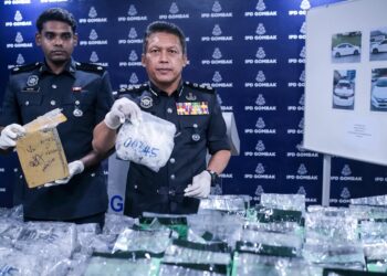 KETUA Polis Daerah Gombak, ACP Ariffin Mohamad Nasir (tengah), menunjukkan dadah yang dirampas setelah berjaya menumpaskan sindiket di sekitar Gombak pada sidang media di IPD Gombak. UTUSAN/M. FIRDAUS M. JOHARI