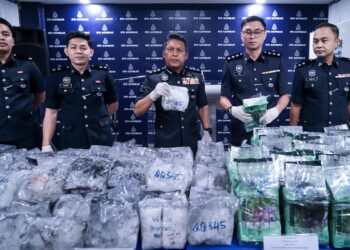KETUA Polis Daerah Gombak, ACP Ariffin Mohamad Nasir (tengah), menunjukkan dadah yang dirampas setelah berjaya menumpaskan sindiket di sekitar Gombak pada sidang media di IPD Gombak. UTUSAN/M. FIRDAUS M. JOHARI
