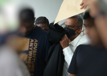S. SIVANATHIRAN hadir ke Mahkamah Sesyen Seremban semalam bagi didakwa atas pertuduhan meletakkan buangan kimia pelarut organik bukan terhalogen secara haram di Port Dickson, tahun lalu. 
– UTUSAN/MOHD. SHAHJEHAN MAAMIN