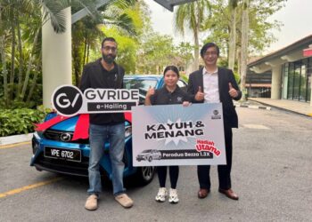 KABEER (kiri) bergamnar bersama bersama pemenang 'Kayuh dan Menang GV Ride'.