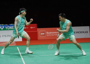 AARON Chia-Soh Wooi Yik menewaskan rakan senegara, Man Wei Chong-Tee Kai Wun 22-20, 21-17 pada aksi suku akhir Terbuka Singapura di Stadium Tertutup Singapura, hari ini. 