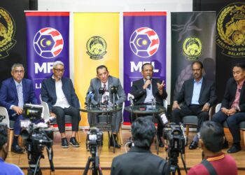 SETIAUSAHA Agung Persatuan Bolasepak Malaysia(FAM), Datuk Noor Azman Rahman bersama Pengerusi Liga Bolasepak Amatur(AFL), Datuk Wira Yusof Mahadi, Presiden FAM, Datuk Mohd Joehari Mohd Ayub, Timbalan Presiden FAM Datuk S. Sivasundaram dan pemangku Ketua Pegawai Eksekutif (CEO) MFL  Mohd Shazli Shaik Mohd pada sidang akhbar selepas menghadiri Mesyuarat Bersama Persatuan Bolasepak Negeri (FA) dan kelab bola sepak (FC) di Wisma FAM, hari ini.
