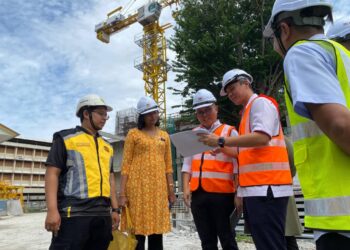 DANIEL Gooi Zi Sen (tengah) meninjau kemajuan projek Blok Wanita dan Kanak-Kanak di Hospital Pulau Pinang.