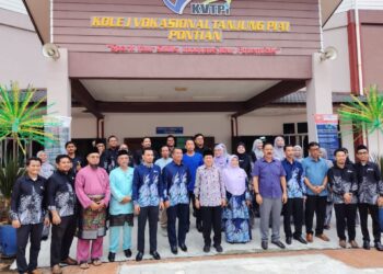 AHMAD Maslan (tengah) bergambar bersama-sama pengurusan tertinggi Kolej Vokasional Tanjung Piai selepas merasmikan Mesyuarat Agung PIBG kolej berkenaan di Pontian.