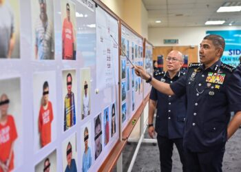 Pemangku Pengarah Jabatan Siasatan Jenayah Komersil (JSJK), Datuk Seri Muhammad Hasbullah Ali menunjukkan carta organisasi suspek pada sidang akhbar berkenaan tangkapan dan rampasan kes Op Northern Star di Menara KPJ di sini hari ini. -UTUSAN/SYAKIR RADIN