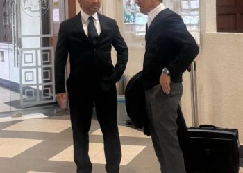 Bekas Ketua Penerangan UMNO, Isham Jalil atau Hizatul Isham Abdul Jalil berbual dengan peguamnya, Tan Sri Azhar Azizan Harun selepas tamat prosiding pendengaran permohonan komital terhadapnya di Mahkamah Tinggi Kuala Lumpur, di sini hari ini.
