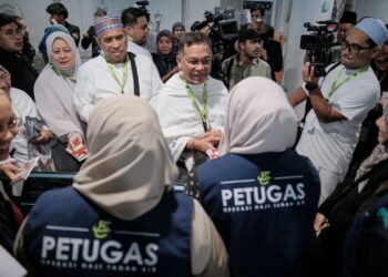 MOHD Na'im Mokhtar beramah mesra bersama para jemaah ketika di Lapangan Terbang Antarabangsa Kuala Lumpur (KLIA). - UTUSAN/FAIZ ALIF ZUBIR