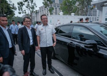 CHANG Lih Kang ketika melancarkan stesen melancarkan stesen MHRS, di tapak letak kenderaan 2M8, Presint 2, Putrajaya. - UTUSAN/FAIZ ALIF ZUBIR
