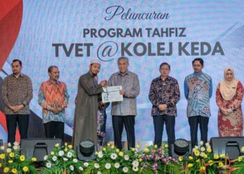 AHMAD Zahid Hamidi menyampaikan Watikah Pertubuhan Belia Desa KEDA kepada penerima pada Majlis Perhimpunan Bulan Mei KKDW di Putrajaya. - UTUSAN/FAIZ ALIF ZUBIR

FOTO - FAIZ ALIF ZUBIR/PEMBERITA - SARA