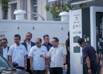 CHANG Lih Kang melancarkan stesen melancarkan Stesen Pengisian Hidrogen Mudah Alih (MHRS) di tapak letak kenderaan 2M8, Presint 2, Putrajaya. – UTUSAN/FAIZ ALIF ZUBIR