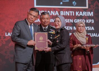 SAIFUDDIN Nasution Ismail menyampaikan Anugerah Perkhidmatan Cemerlang Jabatan Imigresen Malaysia di Putrajaya. - UTUSAN/FAIZ ALIF ZUBIR